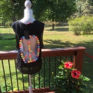 🎉HP! 🎉🎉Floral peace sign cut out back top